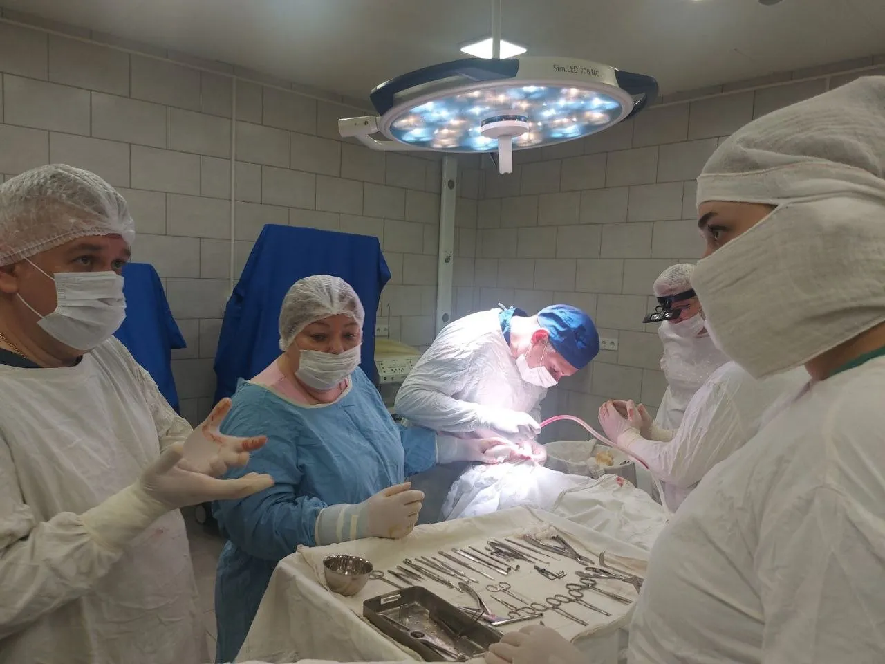 Робота хірургів в операційній із медичними інструментами