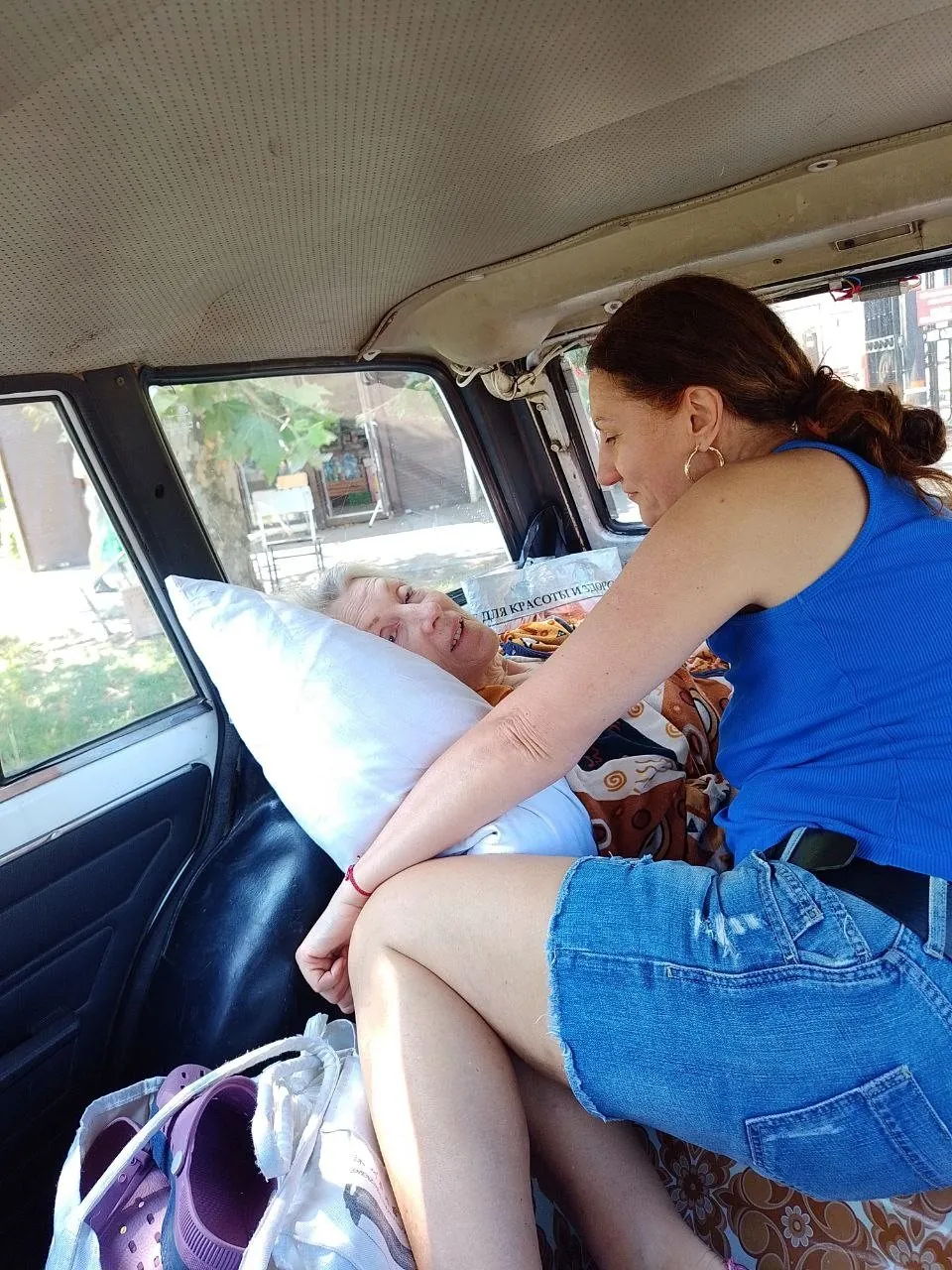 Супровід жінки під час перевезення автомобілем