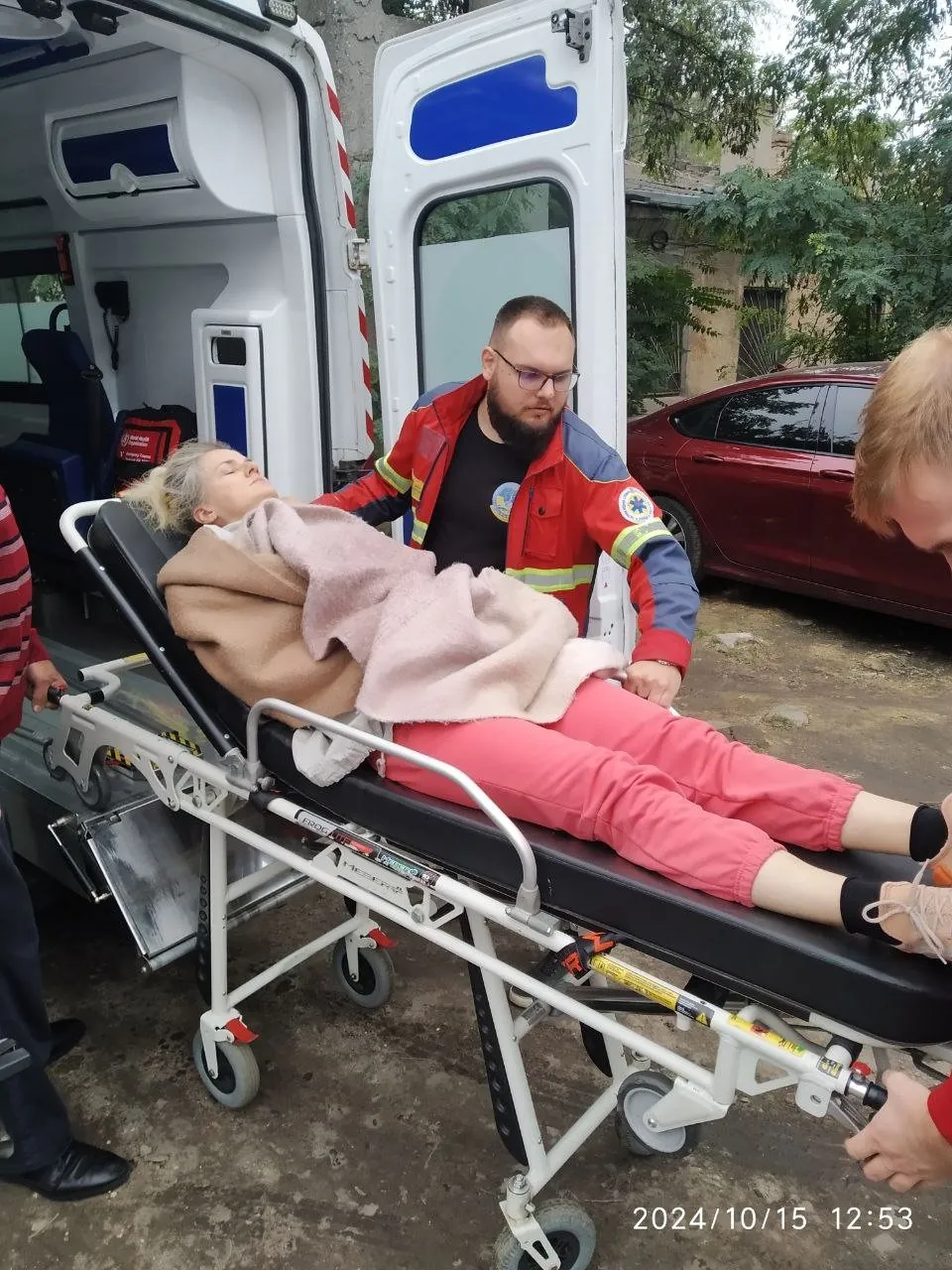 Перевезення жінки на медичній каталці