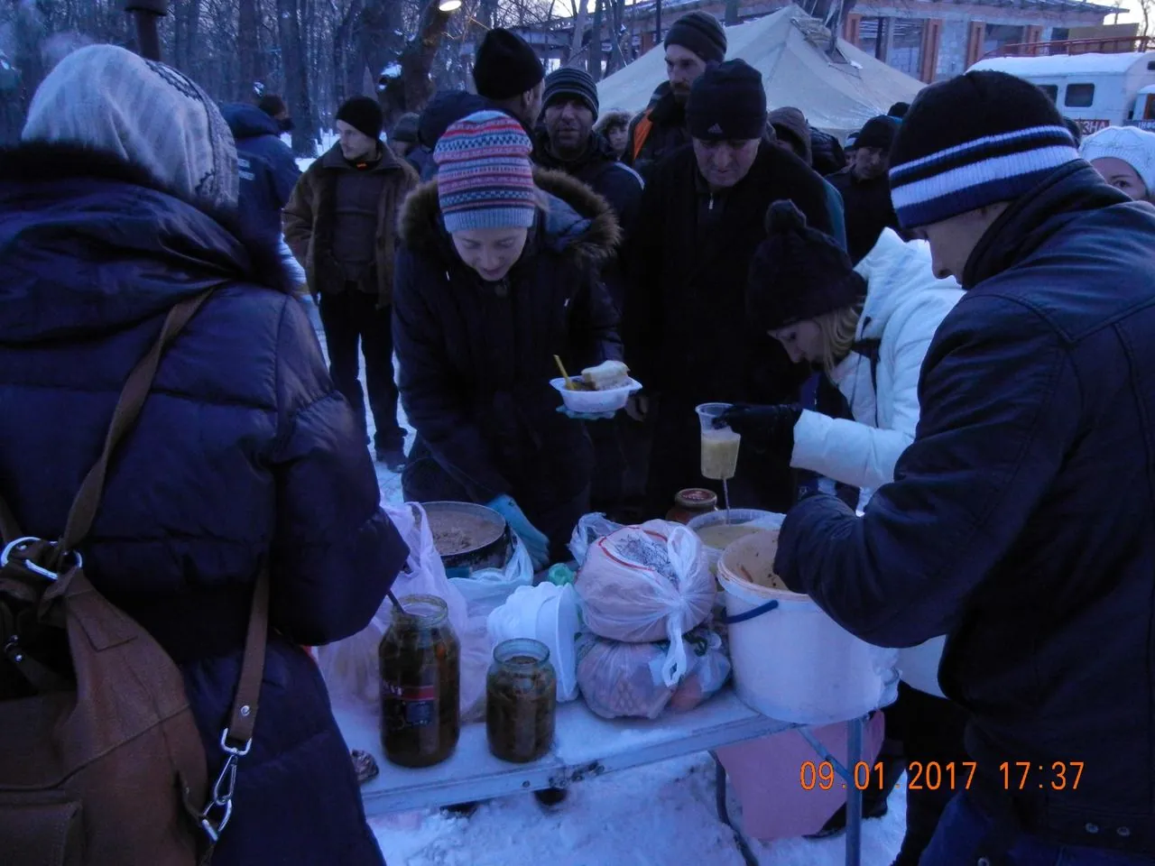 Роздача гарячого харчування взимку